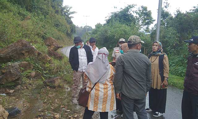 Komisi IV DPRD Sumbar meninjau jalan di kawasan Palembayan