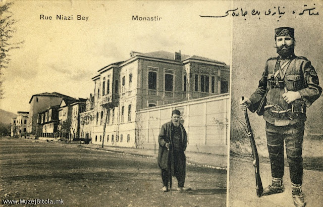 Дводелна разгледница од 1909/10 година со Нијази Бег, и улицата покрај реката Драгор со куќата на гувернерот (денес Ректоратот) и школото за државни службеници (денес Гимназијата). Во чест на Нијази Бег и булеварот покрај реката Драгор го промени името во улица “Нијази Бег.” Истата улица го промени името неколку пати до 1912 година.