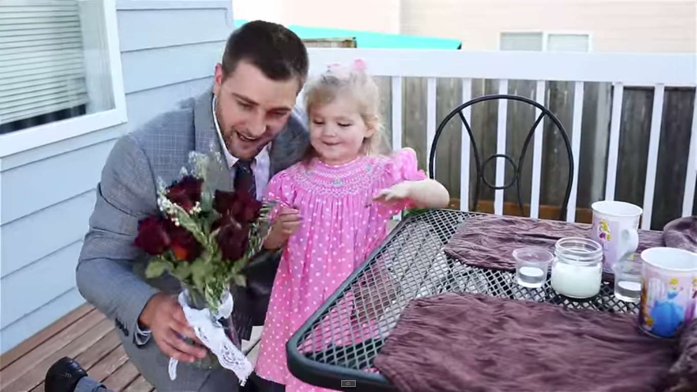 Отец принес. Папа дарит дочери цветы. Отец дарит цветы дочери. Папа дарит цветы маленькой дочке. Папа дарит дочке букет цветов.