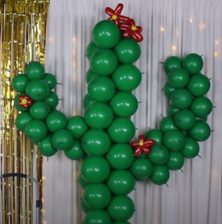 Großer Kaktus aus Luftballons modelliert zur Partydekoration.