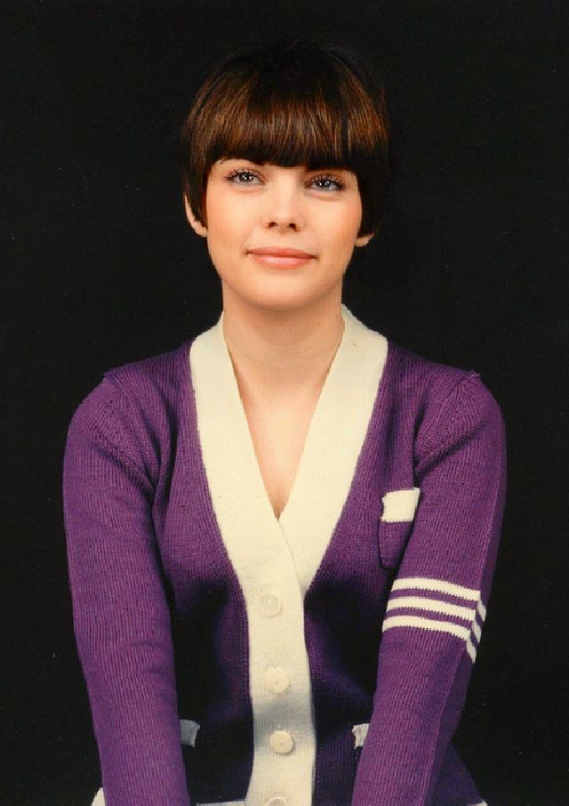 35 Beautiful Portrait Photos of French Singer Mireille Mathieu in the