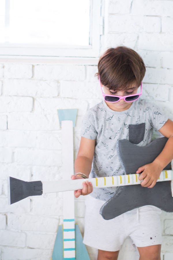 Guitarras y micrófono de madera diy