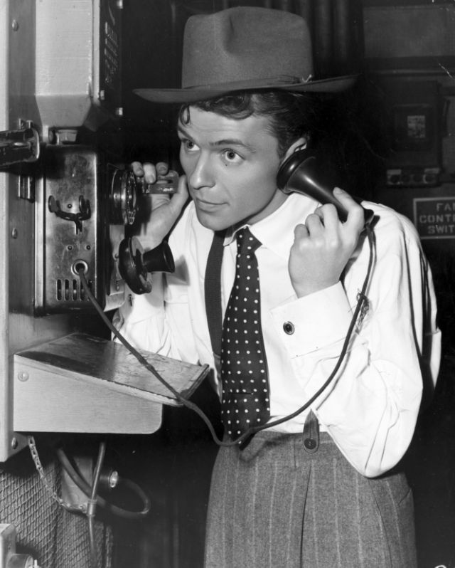20 Black and White Photos of a Very Young Frank Sinatra in the 1940s ...