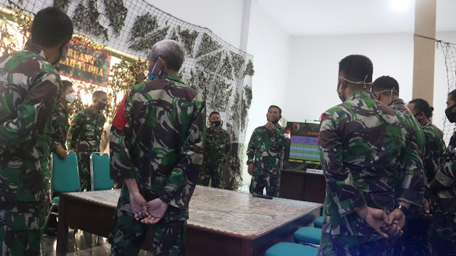 Kodim 0814 Jombang Melaksanakan Gladi Posko Saat Pandemi Virus Corona Jombang - Kodim 014/ Jombang menggelar latihan gladi posko I TA 2020 dengan mengusung tema ” Kodim 0814/Jombang melaksanakan tugas bantuan kepada pemerintah daerah dalam rangka menanggulangi terjadinya bencana alam ” bertempat di aula Pamungkas Kodim 0814 Jombang rabu (17/06/2020). Gladi posko yang di gelar selama 3 hari dari 17 s/d 19 juni 2020 dan di ikuti oleh 115 peserta terdiri dari 33 pelaku dan 85 penyelenggara ini sebagai upaya untuk menyiapkan kekuatan TNI dalam sebuah proses penanganan bencana alam. Letkol Inf Triyono selaku Dandim 0814 Jombang memaparkan berbagai langkah terkait penanggulangan bencana . ” Gladi posko merupakan metode latihan taktis tanpa pasukan yang bertujuan untuk memelihara dan meningkatkan hubungan Komandan dan Staf dalam merencanakan, mempersiapakan dan melaksanakan operasi bantuan menanggulani akibat bencana alam , pengungsian dan pemberian bantuan kemanusiaan,” ungkapnya Gladi posko merupakan suatu kegiatan yang dilaksanakan untuk persiapan satuan dalam menangani musibah di wilayahnya, harus sesuai SOP yang merupakan kumpulan peraturan yang dibuat untuk mempermudah tugas yang kerjakan. Setelah koordinasi, diterjunkan bantuan TNI kepada pemerintah daerah dalam rangka operasi militer.