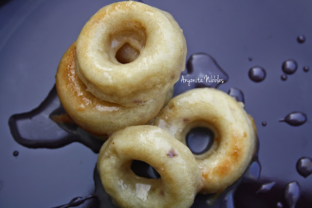 Ready to eat mini ginger peach doughnuts with Twinings gingersnap peach tea glaze from www.anyonita-nibbles.com