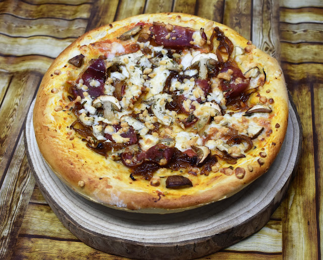 Pizza con Boletus, Cebolla caramelizada y Jamón Ibérico