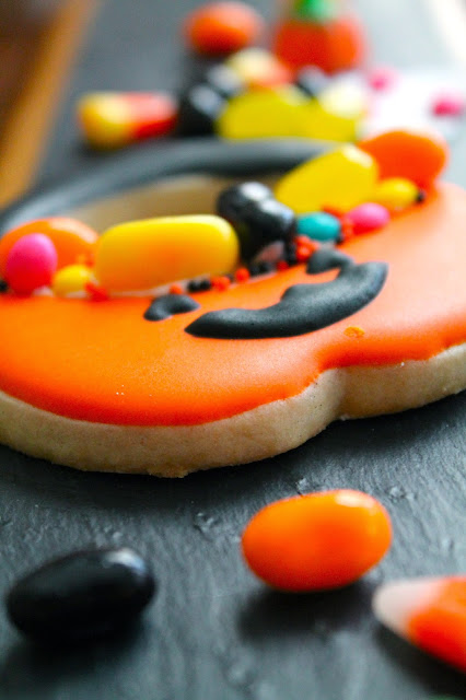 Como hacer una galleta de calabaza llena de dulces para Trick or treat  ,Trick or treat bag with candy cookie, Stained glass effect decorated cookies, pumpkin cookies, pumpkin decorated cookies, jack'o lantern cookies, fall cookies, fall decorated cookies, galletas de calabaza, galletas decoradas de calabaza, galletas decoradas