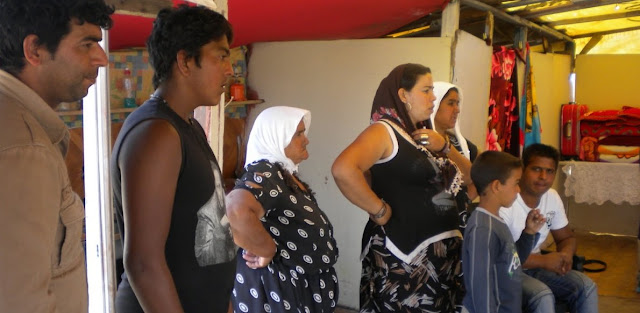 «Πνίγουν» στο χρήμα τους Ρομά: Δίνουν εκατομμύρια για την «κοινωνική ένταξή» τους