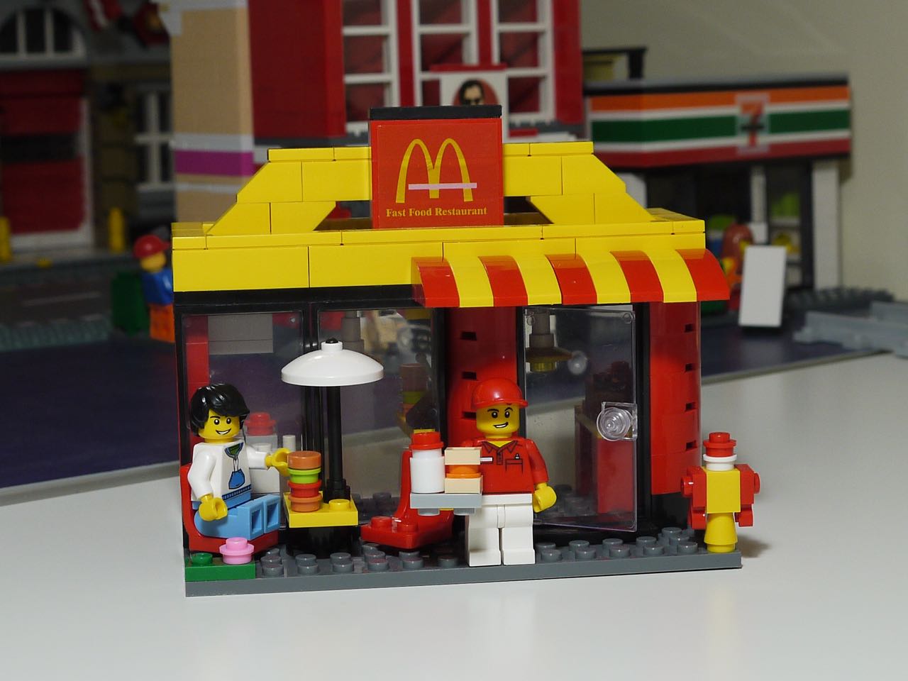 Lego Man tenant un pistolet chez McDonalds · Creative Fabrica