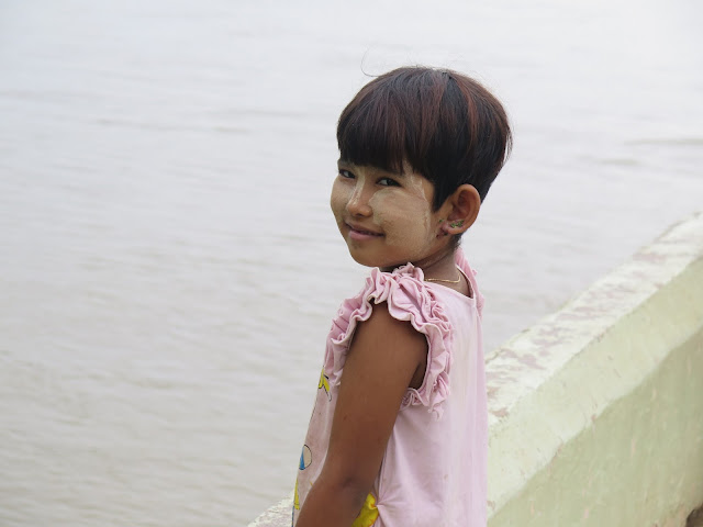 Niña birmana con thanaka Niña birmana con thanaka