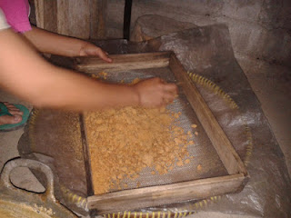 Dalam satu lokasi kawasan pembuatan gula semut, terdapat 70 kelompok tani yang bertugas untuk mengelola dan menjual gula semut dengan harga Rp. 20.000 per kilogram. Menurut Rohmadi Suropati, ketua kelompok usaha, biasanya rata-rata pekerjanya untuk waktu seminggu mampu memperoleh pendapatan sebesar Rp. 20 juta dengan jumlah total produk 1 ton.