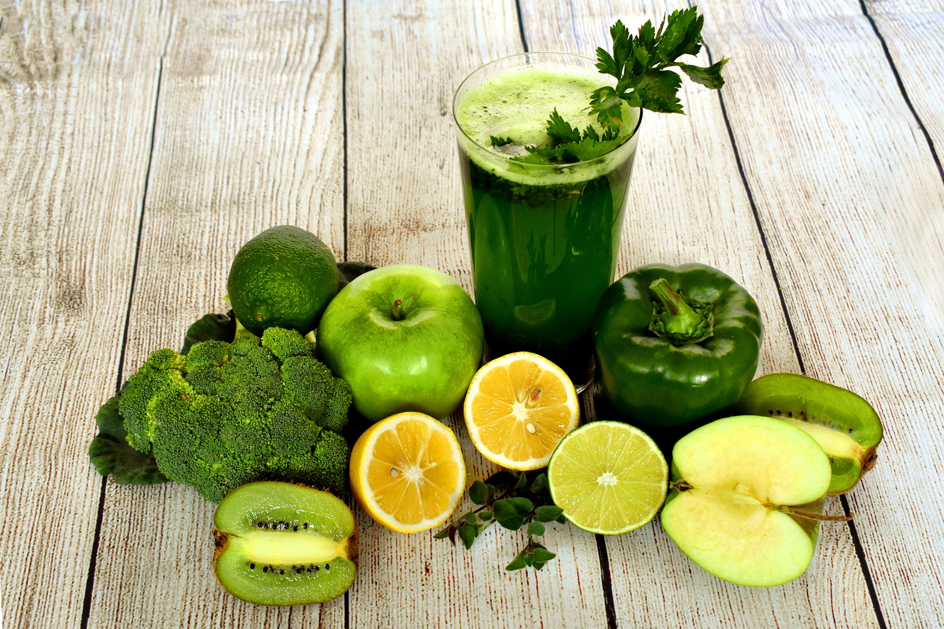 Green smoothie with spinach, cucumber and ginger