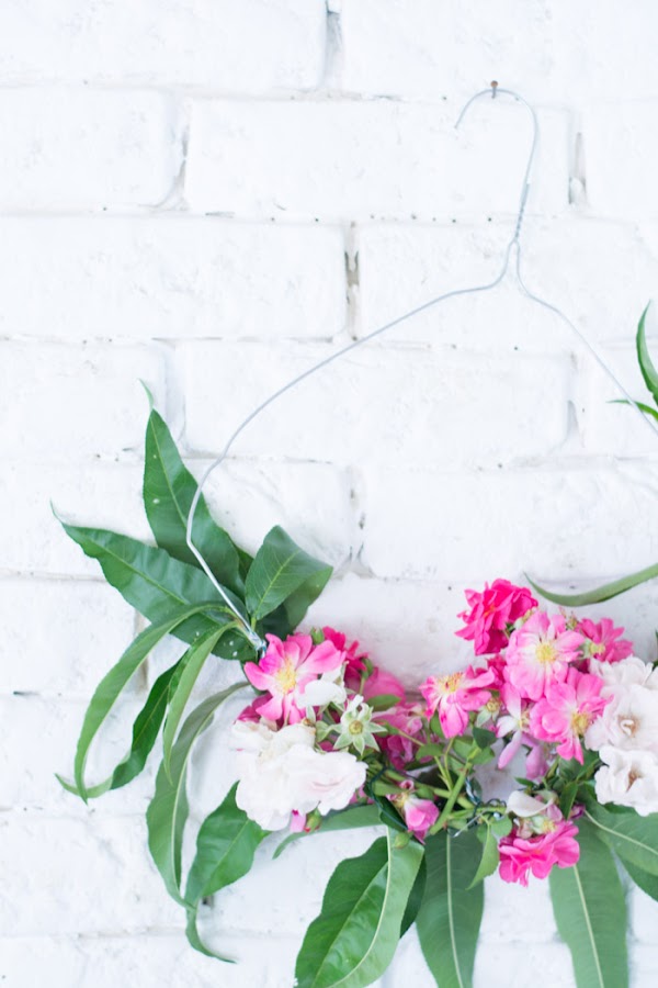Guirnalda de flores con percha diy