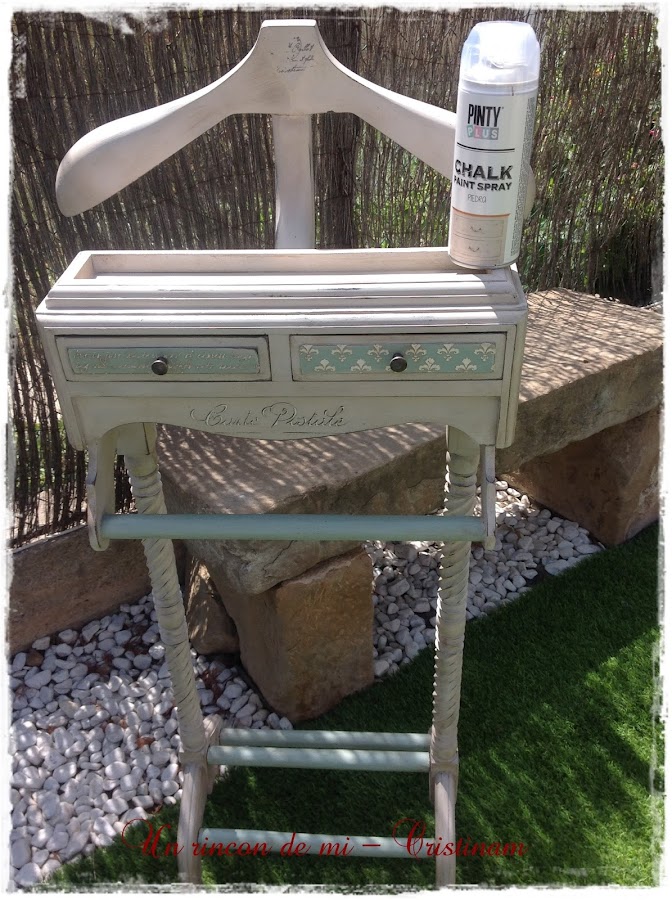 Galán pintado con pintura chalk paint en spray Bricolaje