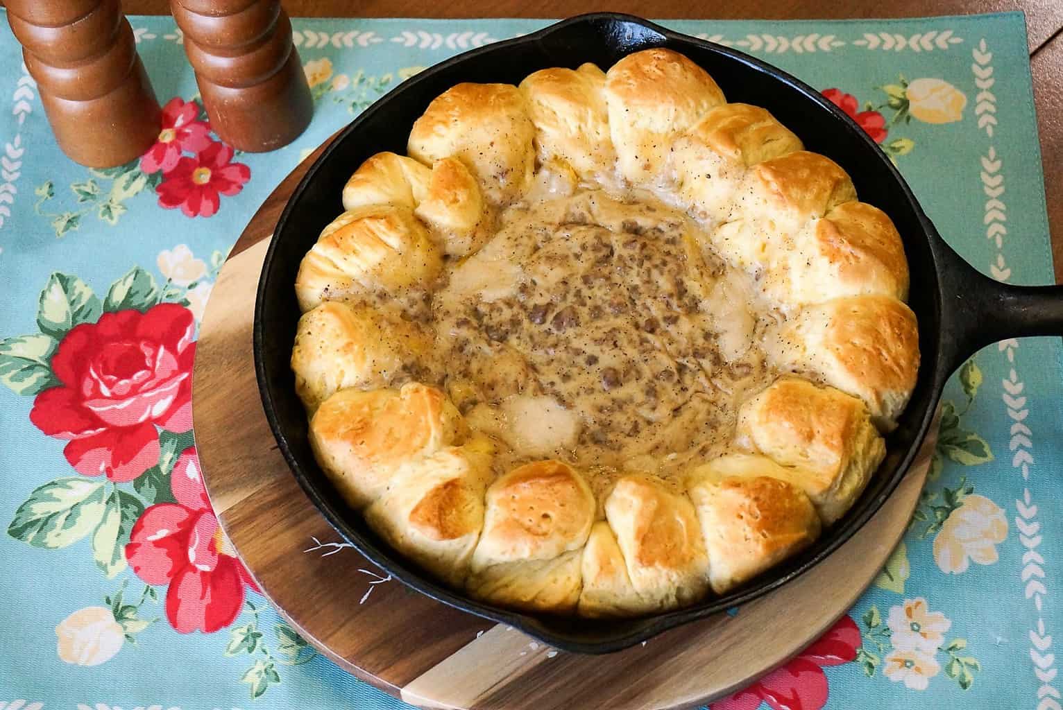 Biscuit and Gravy Ring Your Choice Way