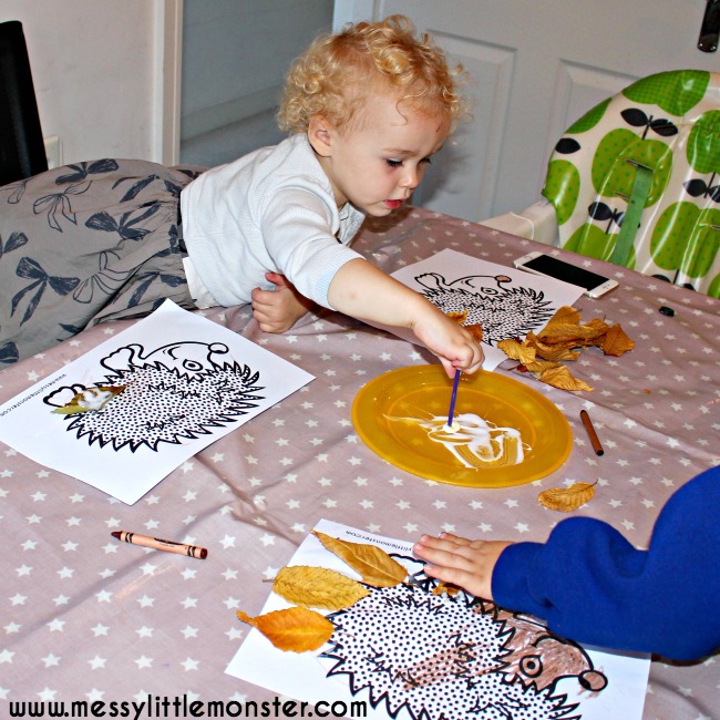 Leaf hedgehog craft with FREE HEDGEHOG PRINTABLE template. An easy Autumn/ Fall leaf craft idea for kids. Toddlers and preschoolers will love it!