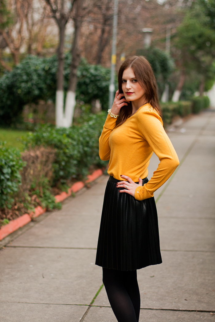 Honey sweater and plated skirt | TIE BOW-TIE
