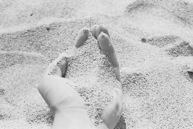 Две песчинки. Песок в ладони. Песчинка под микроскопом. Две песчинки. Две песчинки.