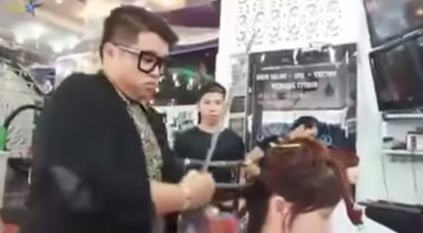salon unik memotong rambut dengan menggunakan pedang