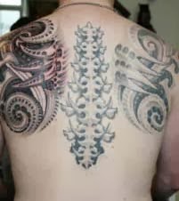 Fazendo tatuagem nas costas