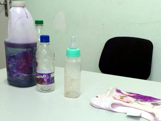 Bebê morreu após beber produto de limpeza que estava em garrafa de suco (Foto: Divulgação/Polícia Militar)