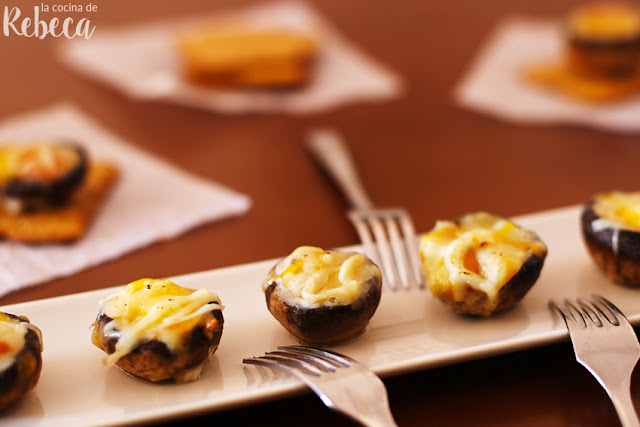 Champiñones rellenos de queso y huevo de codorniz