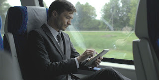 đọc sách khi du lịch bằng xe lửa