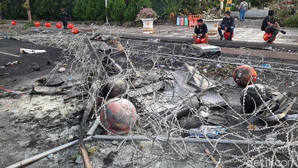 Beda Risma dengan RK-Ganjar-Khofifah Hadapi Pendemo UU Cipta Kerja Beda Risma dengan RK-Ganjar-Khofifah Hadapi Pendemo UU Cipta Kerja