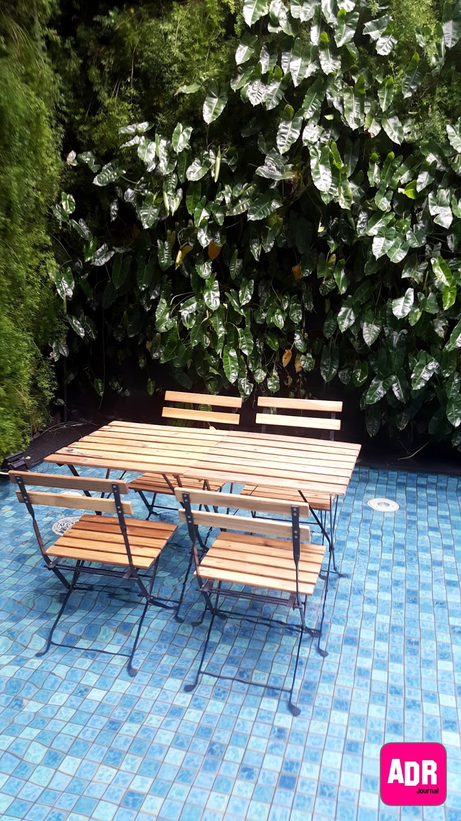 Makan Sambil Berendam Di Kolam Renang Oneeighty Cafe Bandung