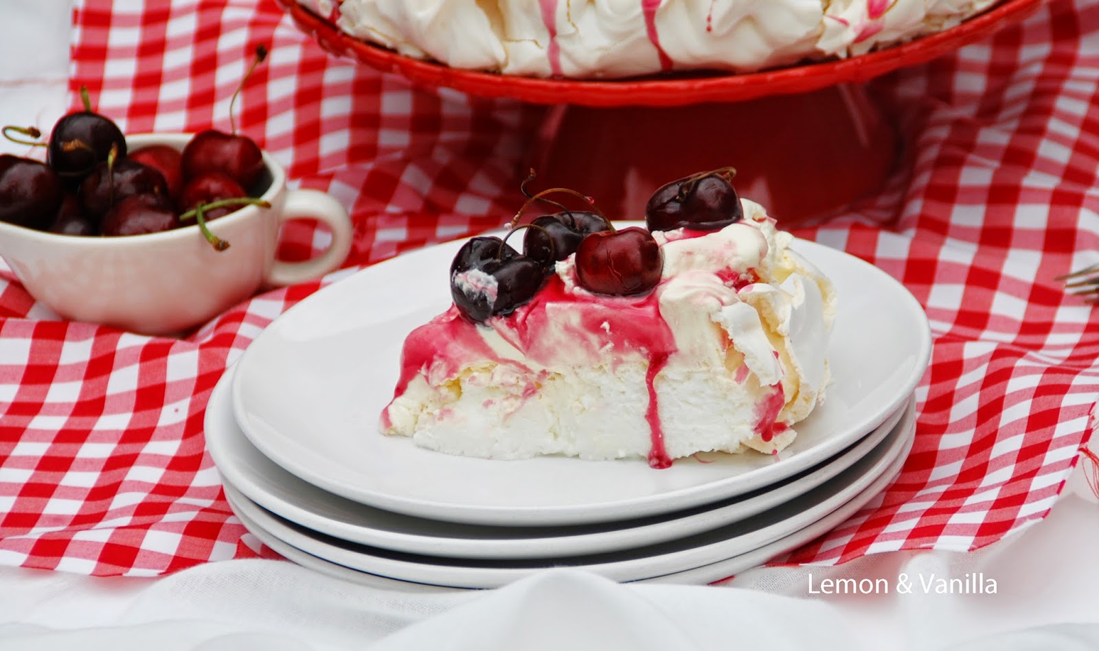 Lemon & Vanilla Pavlova with cherry syrup / Pavlova com xarope de cerejas.