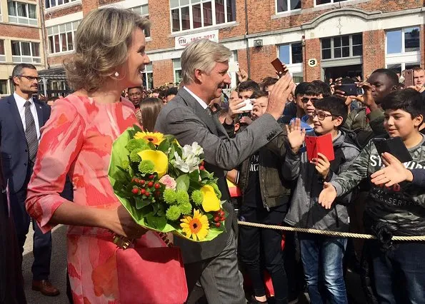 Queen Mathilde wore Natan pink floral print dress and Natan pumps to Asty-Mouli school and Bebe Bus creche visiting..