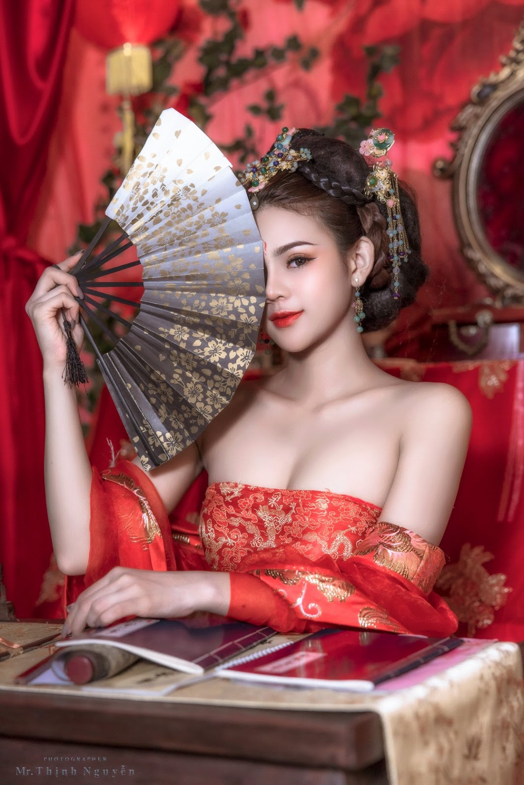 Vietnamese beautiful model - cosplay sexy concubines with historical costume - Pic 1