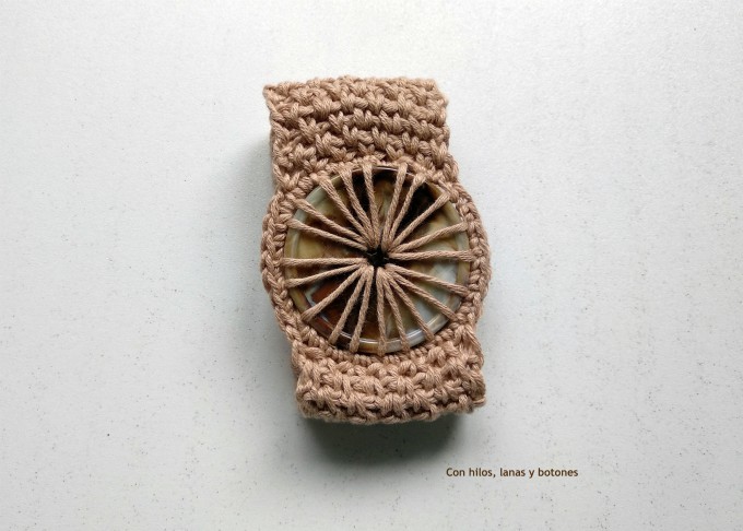 Con hilos, lanas y botones: pulsera de ganchillo con botón (patrón gratis)