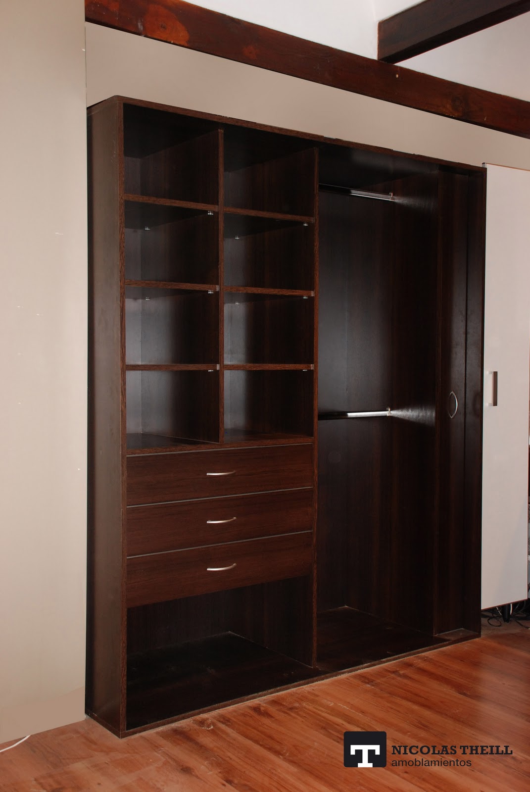 Nicolás Theill Amoblamientos: Armario funcional