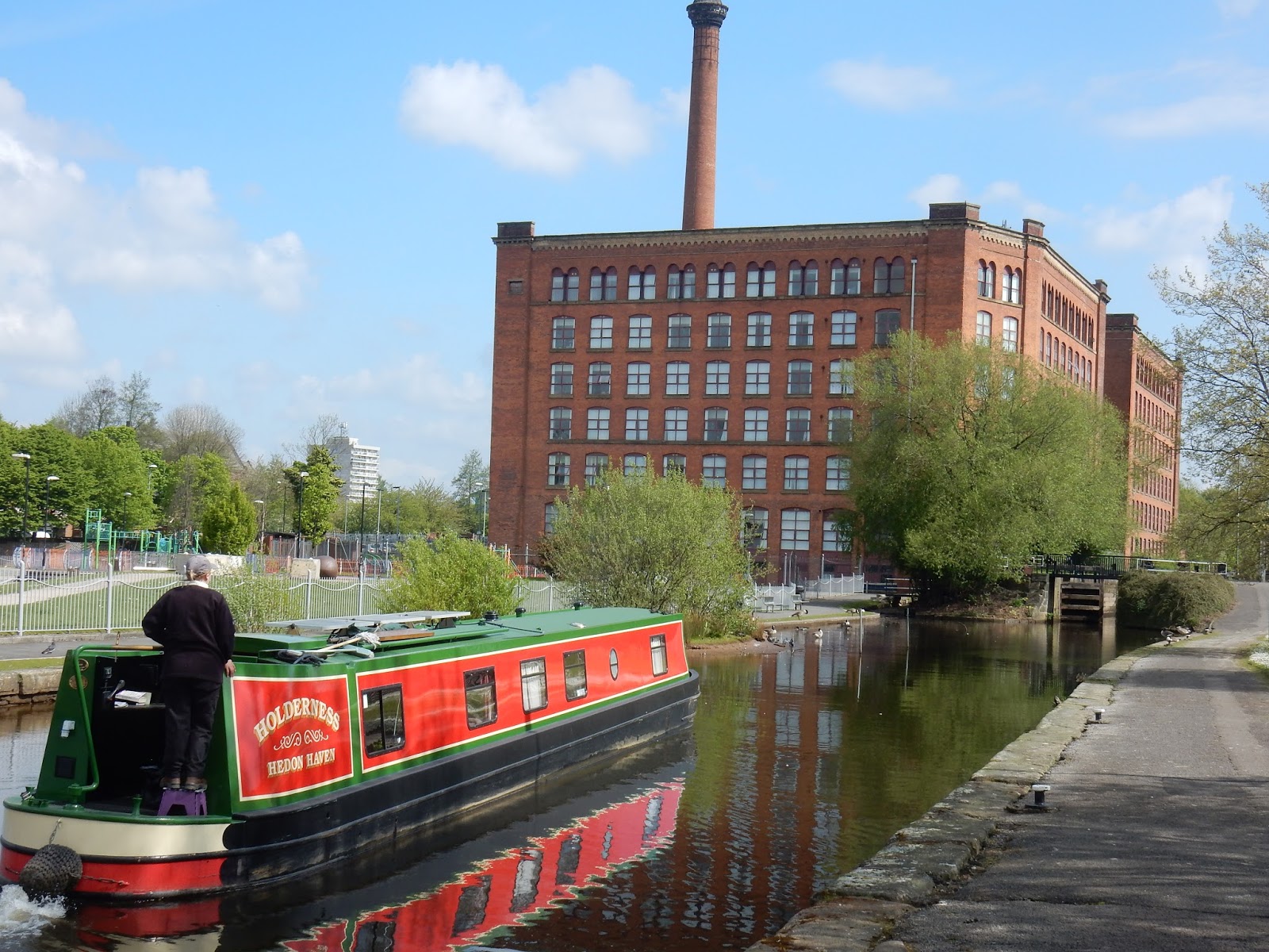 NB Holderness May 2017 by bridge and Lock, part 1.