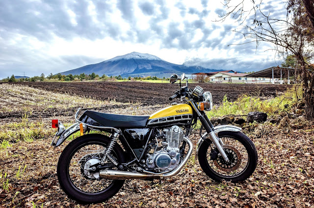 SR400と初冠雪の浅間山