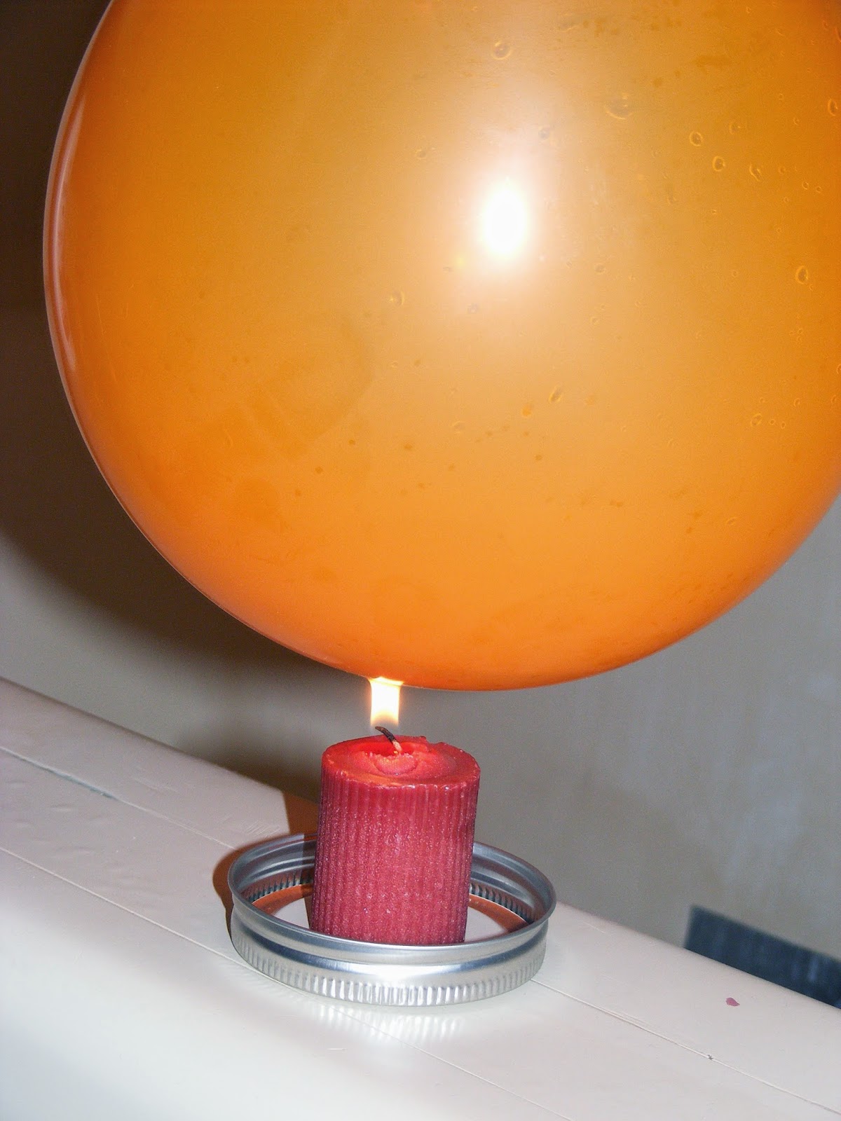 Эксперимент с шарами. Огнеупорный шарик. Опыт с воздушным шариком и свечой. Огнеупорный шарик опыт по физике. Эксперимент с шариком.