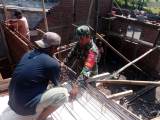 Babinsa Gotong Royong Membangun Rumah Warga Manisrenggo