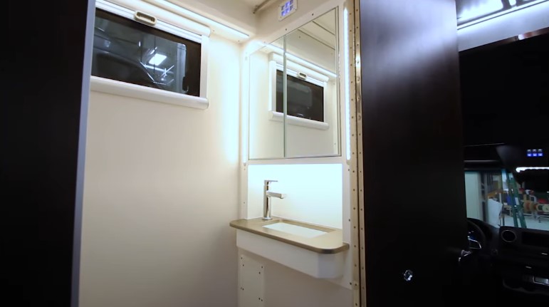 增加電動桌與天窗─Advanced RV 推出 B Box 2 露營車屋 | SanjiNoir 黑侍樂讀