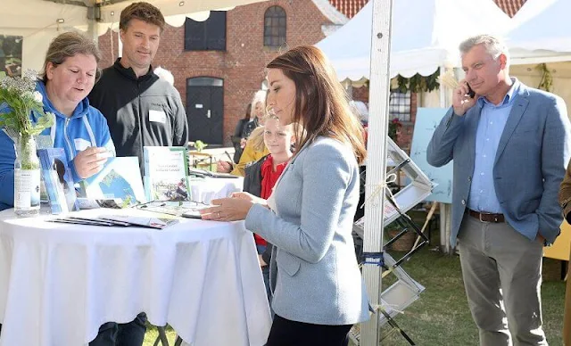 Princess Marie wore a sky blue Drosom blazer from Ralph Lauren. Princess presented the Federation of Retail Grocers' honorary award