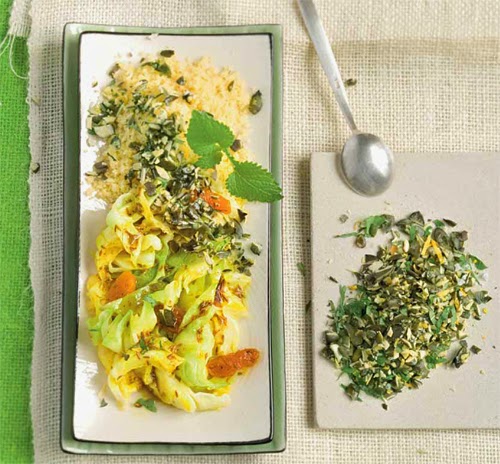 Spitzkohl-Gemüse auf Couscous mit Zitronenmelisse