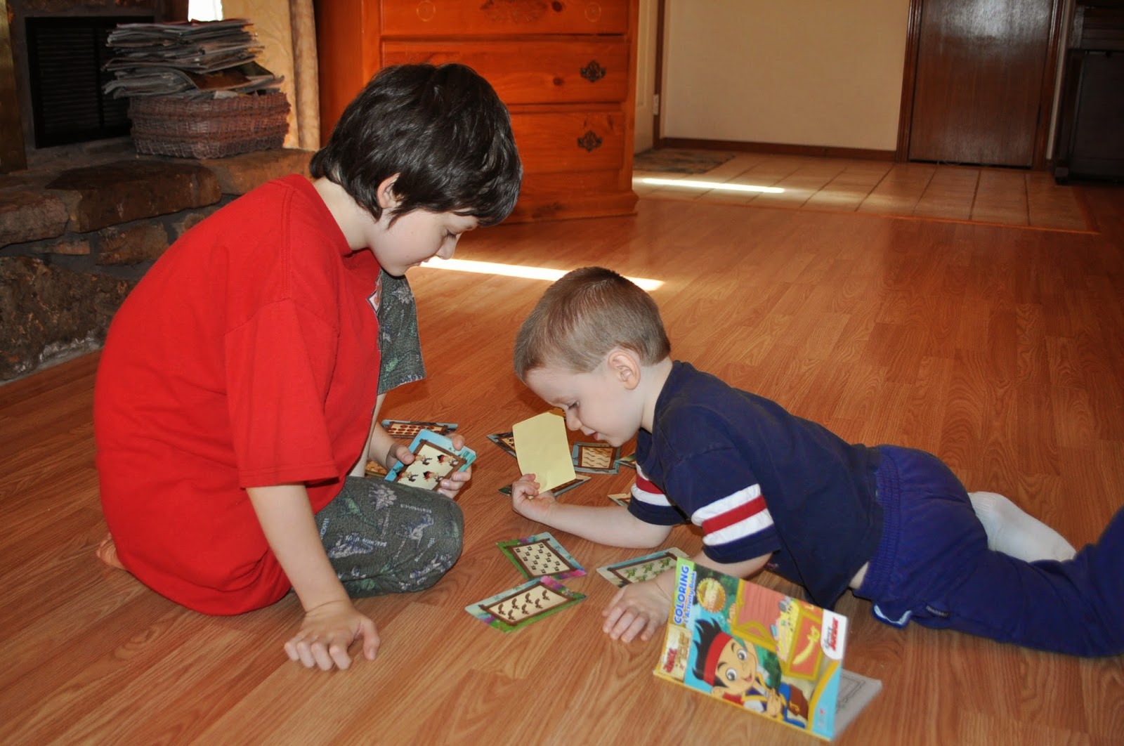 Младший брат часть 1. Старший брат учит младшего. Игры с младшим братом. Игры со старшим братом. Брат учит брата.