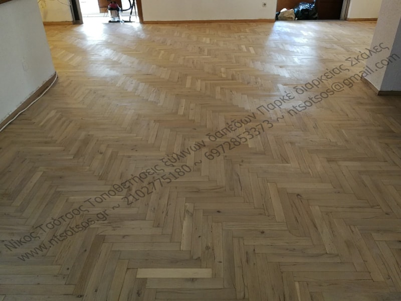 Μπορώ να βάψω το ξύλινο πάτωμα στο φυσικό του χρώμα;