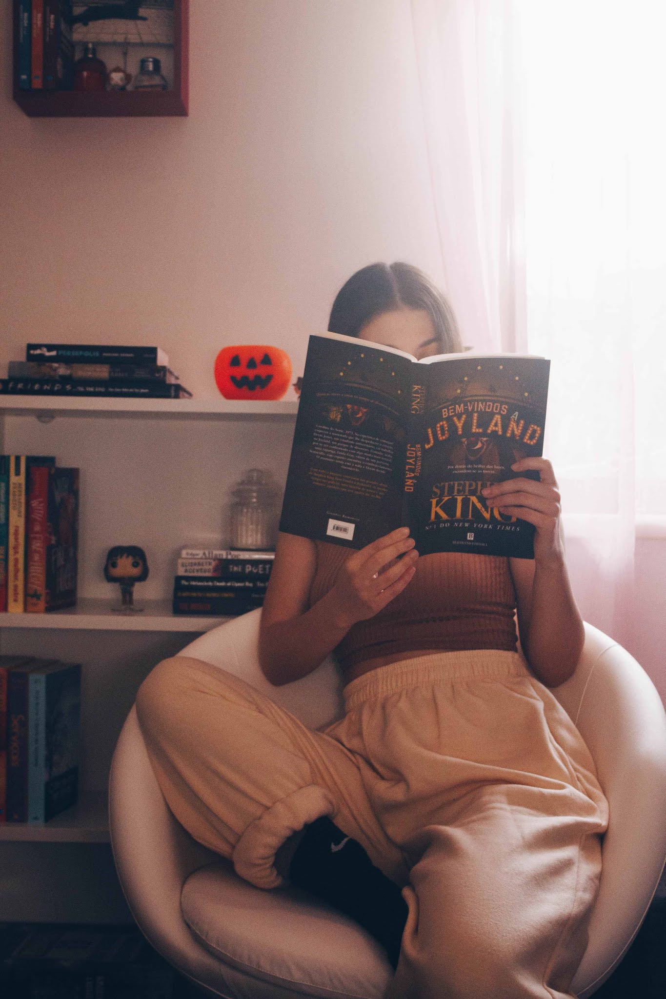 A chegada do outono inspira-me sempre. As folhas começam a cair e as cores da estação mudam por completo. É a bit of a cliché, mas adoro o outono e todo o conceito de — chá, livro e manta. E Halloween! Fiz um makeup look super básico inspirado nos tons de outono (totalmente cruelty-free), e trago-vos 3 sugestões de livros para ler nesta season (ou quando quiserem!). // The arrival of autumn always inspires me. The leaves start to fall and the colors of the season change completely. It's a bit of a cliché, but I love it the whole concept of - tea, book and blanket. And Halloween! I did a super basic makeup look inspired by autumn shades (totally cruelty-free), and I bring you 3 book suggestions to read this season (or whenever you want!).