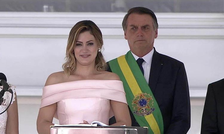 Michelle Bolsonaro vira alvo de investigação por receber cheque de Queiroz