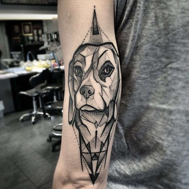 Tatuaje de perro en estilo abstracto