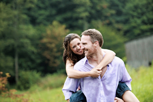 rainy orchard engagement session | photos by https://wearethehoffmans.com/