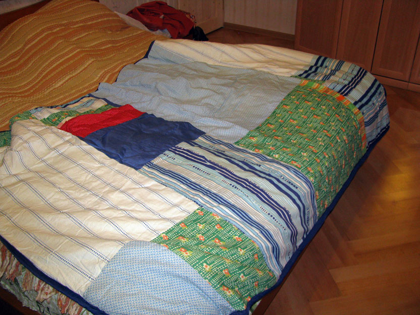 покрывала из джинсовых лоскутов. покрывало на диван из лоскутков. лоскутное джинсовое покрывало. покрывало rag quilt. лоскутное одеяло.