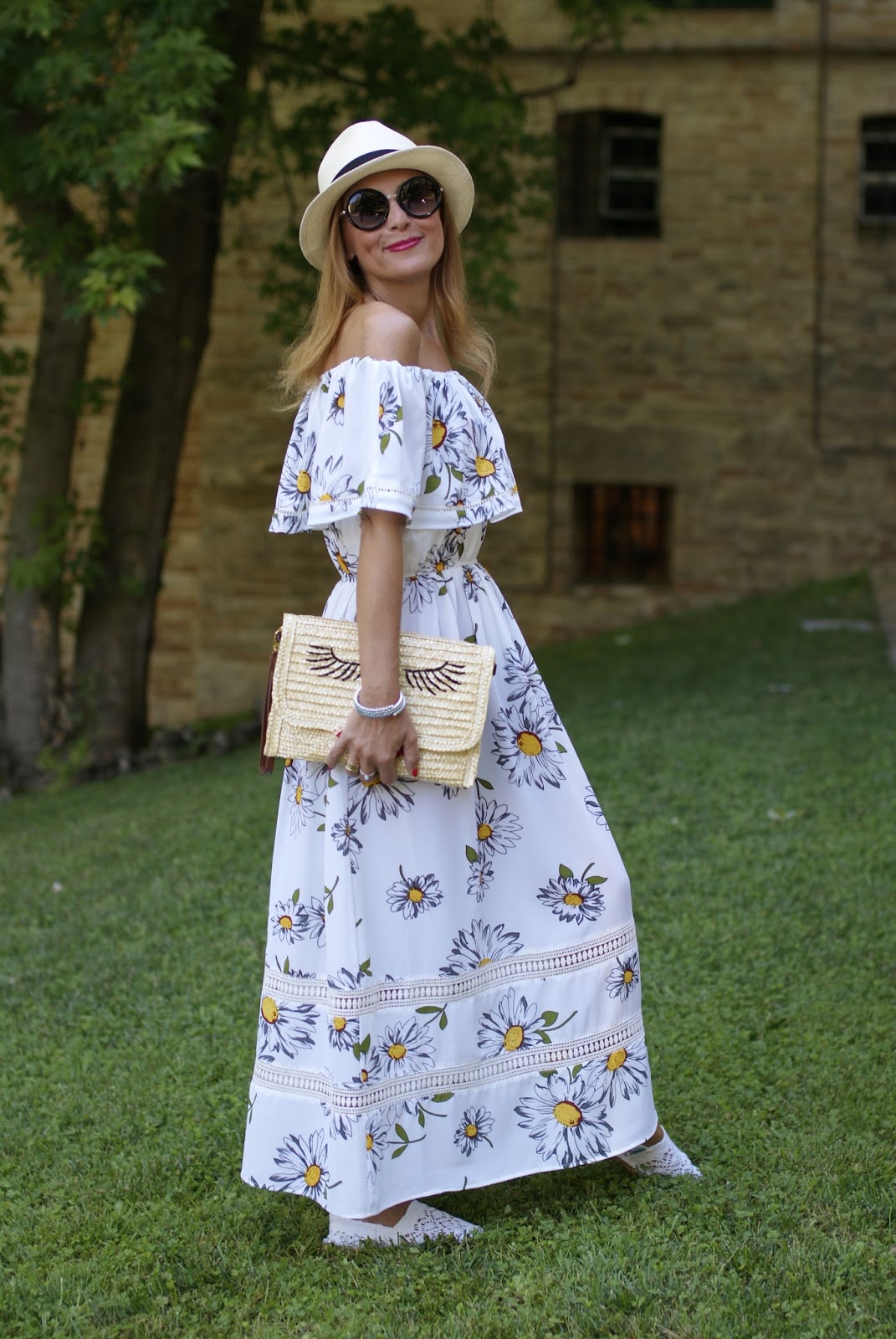 Off the shoulder maxi dress with daisy print on Fashion and Cookies fashion blog, fashion blogger style