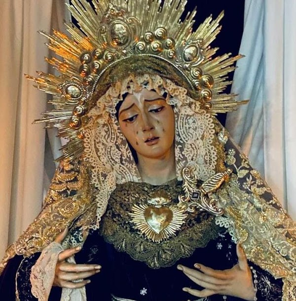 La Virgen de Gracia de la Santa Cruz estrena un corazón atravesado por un puñal, ejecutado por Josechu Llanes